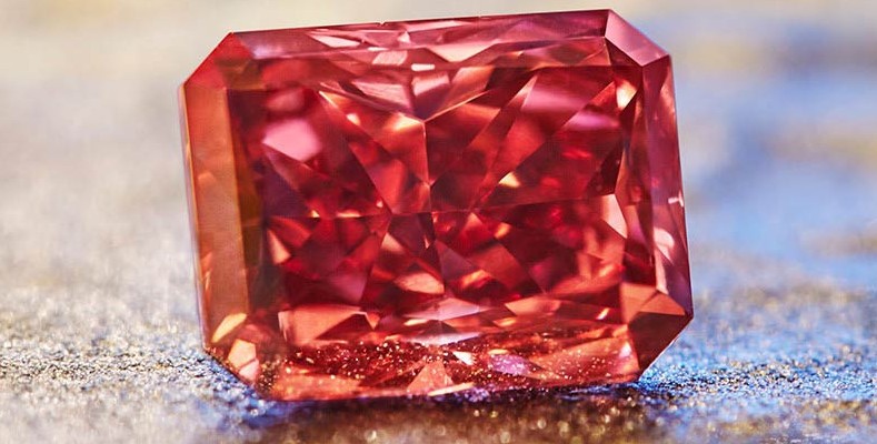 Diamante rojo extríado en la mina de Argyle