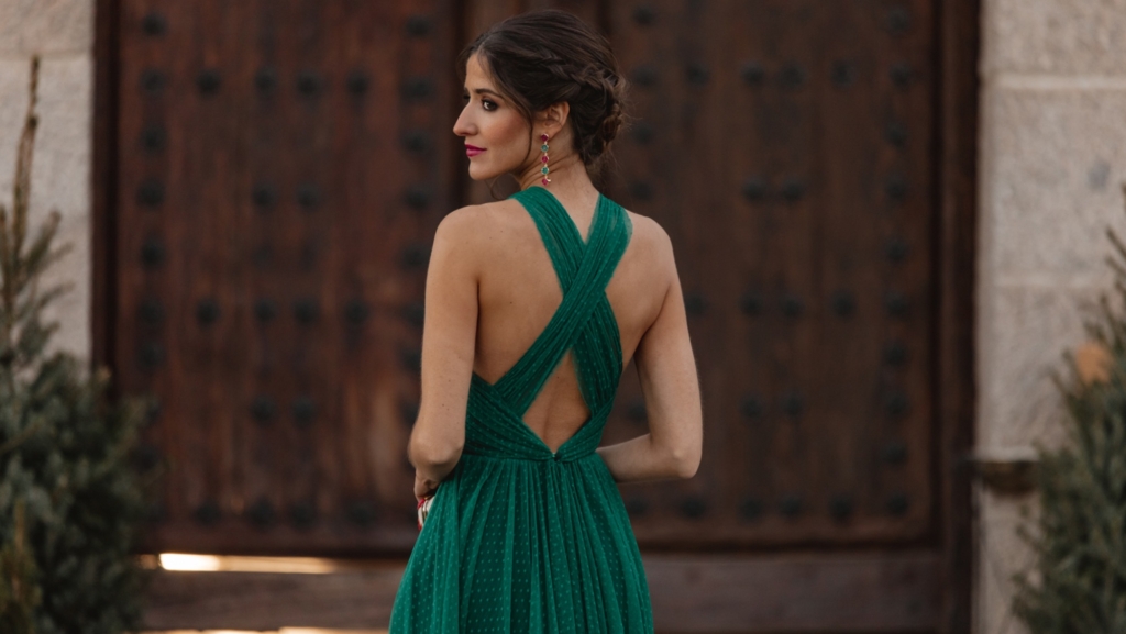 ¿Qué pendientes llevar con un vestido verde?