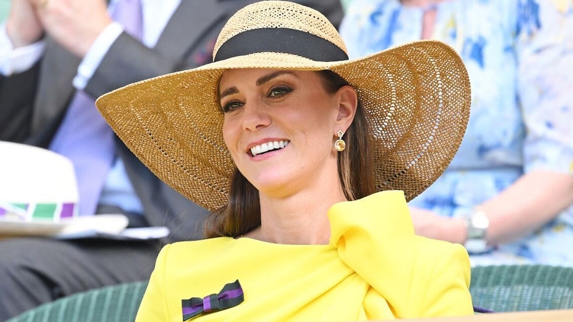 Kate Middleton pendientes con vestido amarillo